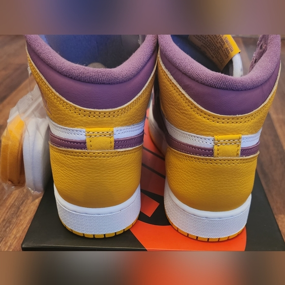 Air Jordan 1 Retro High OG "Brotherhood" - Picture 5 of 10